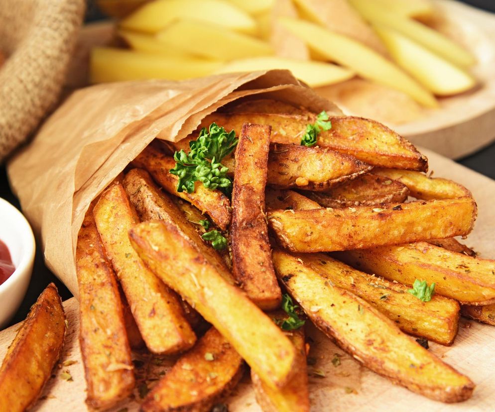 Złociste, chrupiące i pyszne. Wystarczy jeden składnik, by domowe frytki były, jak z restauracji