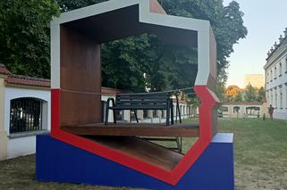 Polska ławeczka stanęła przy Pałacu Branickich i wzbudziła ogromne kontrowersje [ZDJĘCIA]