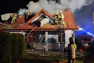 Pożar domu we wsi Ruda Rzeczka. W internecie ruszyła zbiórka pieniędzy na pomoc pogorzelcom