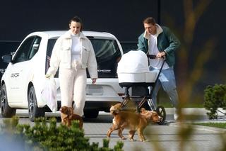 Jakub Rzeźniczak z rodziną na spacerze