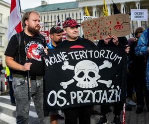 Lokatorzy z Osiedla Przyjaźń protestowali przed ratuszem: Chcemy umów z miastem, nie wysiedleń!