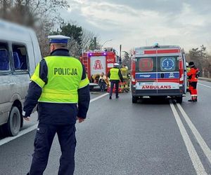 Bus z 7 osobami wjechał prosto pod tira! Kobietę w ciąży zabrał śmigłowiec. Wypadek na DK92 w Adamowicach [ZDJĘCIA]