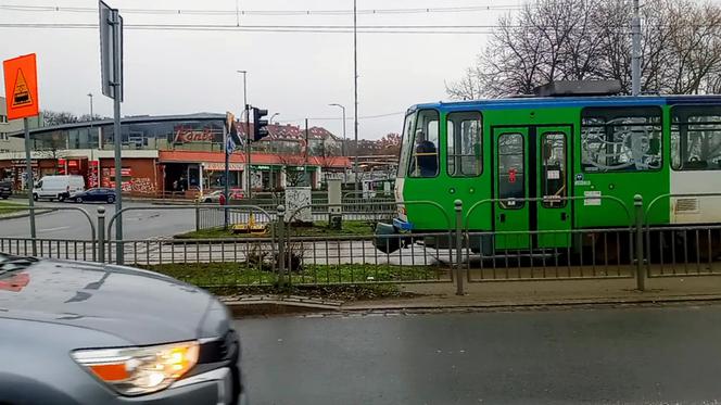 Dlaczego tramwaje jeżdżą tyłem? Dziwne manewry na Rondzie Giedroycia