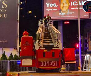  Warszawa: mężczyzna wszedł na billboard i groził że skoczy