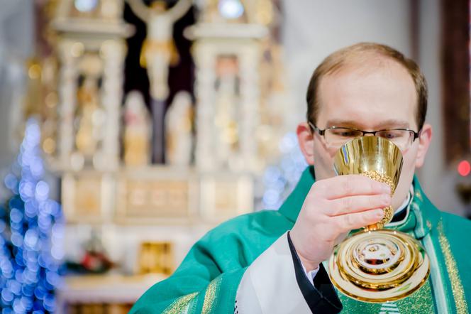 Ksiądz: zarabiam 1500zł miesięcznie, wszystko wydaję w internecie