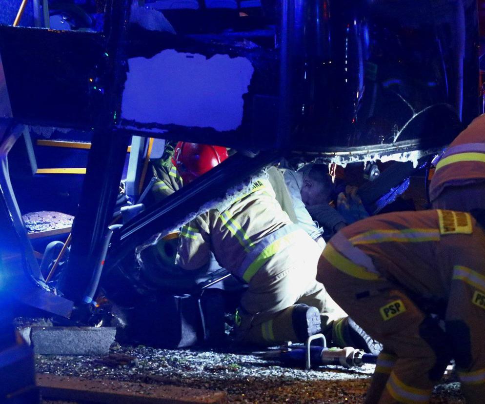Tragiczny wypadek we Wrocławiu. Autokar wjechał w przejście podziemne. Nie żyje kierowca [ZDJĘCIA, NAGRANIA]