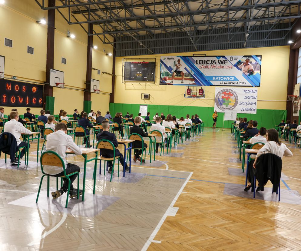 Egzamin ósmoklasisty 2022: Polski. Rozpoczął się egzamin. Arkusze CKE i odpowiedzi znajdziesz tutaj. Relacja na żywo