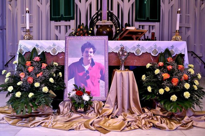 Polonia modliła się przy relikwiach pierwszego świętego millenialsa