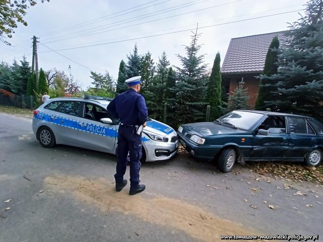 Pijany kierowca poloneza potrącił policjanta, a potem DWA razy zderzył się z radiowozem
