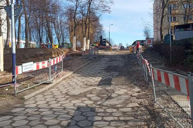 Mieszkańcy os. Na Wzgórzach protestują przeciwko budowie drogi pod ich oknami 