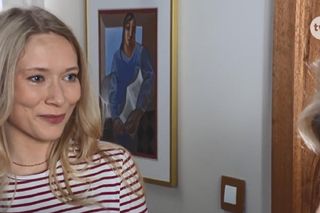 Na Wspólnej odc. 3961. Łucja Agier (Magdalena Kaczmarek), matka Anny Kolendy - Teresa Boska (Sylwia Wysocka), Ania (Kornelia Krynicka)