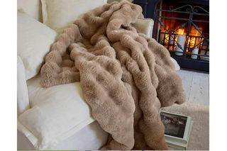 Jesienne dodatki ze sztucznego futra