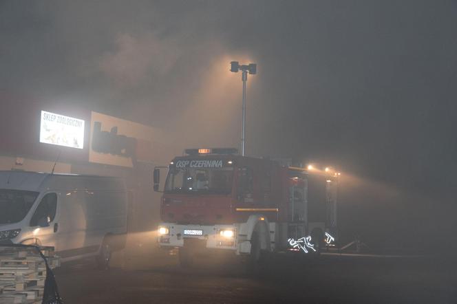 Pali się supermarket Intermarche w Górze. Pożar trawi go od kilku godzin