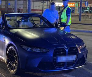 Warszawa. Kierowca BMW potrącił policjanta. Funkcjonariusz wpadł na maskę auta i huknął na asfalt