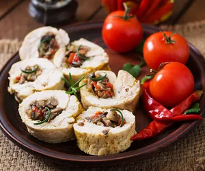 Roladki z filetu z kurczaka nadziej warzywami. Nieskomplikowane danie, które zasmakuje każdemu