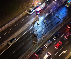 Auto rosyjskiej ambasady dachowało w Warszawie! Odłamki uszkodziły inne pojazdy