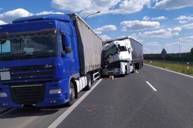 Zderzenie dwóch ciężarówek pod Lesznem. Ich kierowcy wyszli cało      