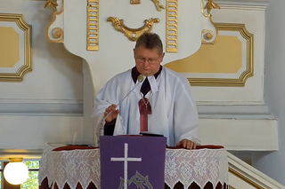 Ustroń: Ks. Piotr Wowry zmarł na koronawirusa. Na pogrzebie żegnały go tłumy