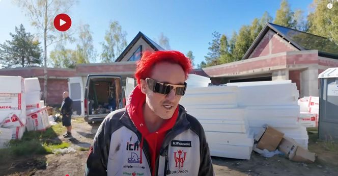 Michał Wiśniewski na budowie swojego domu