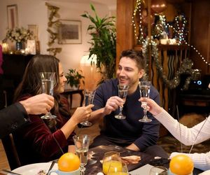 M jak miłość odc. 1858. Dima (Michaił Pszeniczny), Julia (Marta Chodorowska), Magda (Anna Mucha), Andrzej Budzyński (Krystian Wieczorek)