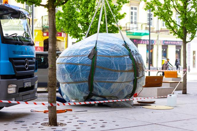 Rzeźba „Pisklę” na placu Pięciu Rogów w Warszawie