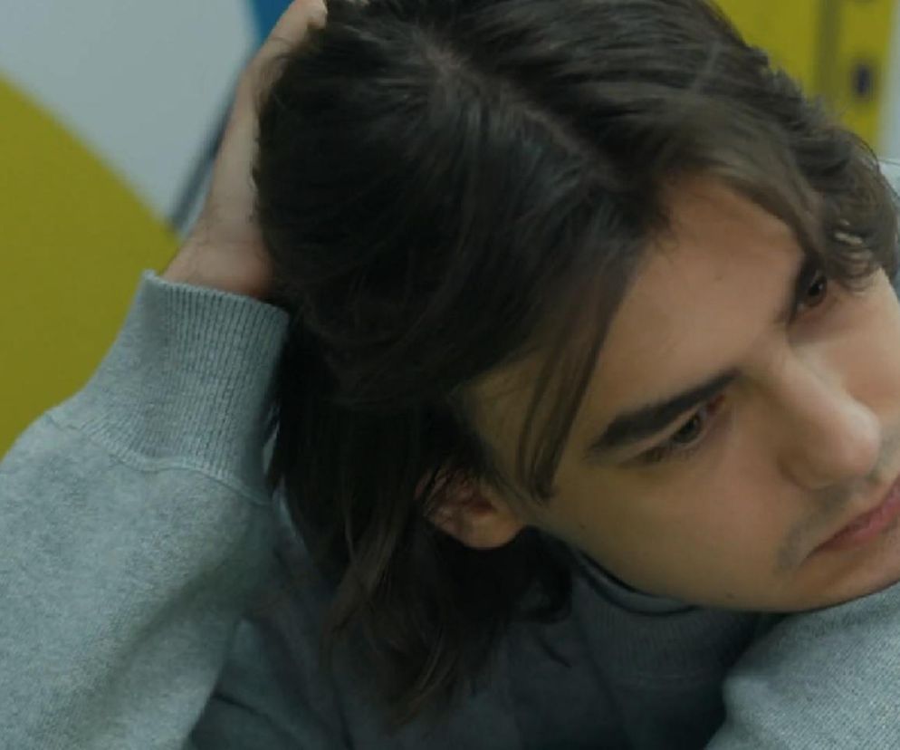 Jacek Tyszkiewicz jako Romeo w serialu Barwy szczęścia, opierający głowę na dłoni, z melancholijnym wyrazem twarzy, odzwierciedlający jego samotność po odrzuceniu przez Ewę. Więcej o losach Romea przeczytasz na portalu Super Seriale.