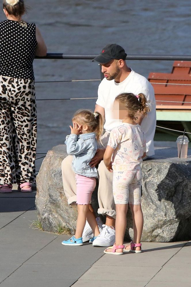 Maciej Pela z córeczkami nad Wisłą