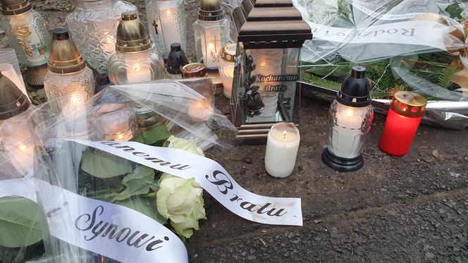 Mieszkańcy Siedlec od kilku dni zostawiają w parku miejskim kwiaty i znicze poświęcone pamięci zmarłego  franciszkanina