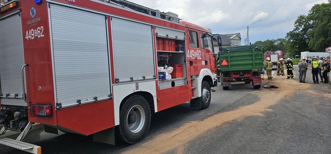 Traktor uderzył w auto i wjechał w budynki! Groźny wypadek pod Grudziądzem [ZDJĘCIA]