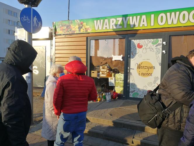 Napad w Ząbkach. Przed warzywniakiem, gdzie zginął sklepikarz gromadzą się mieszkańcy