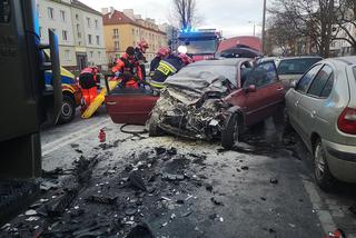 Groźny wypadek na Powstańców Warszawy w Bydgoszczy! Kierowca był uwięziony w aucie! [ZDJĘCIA]