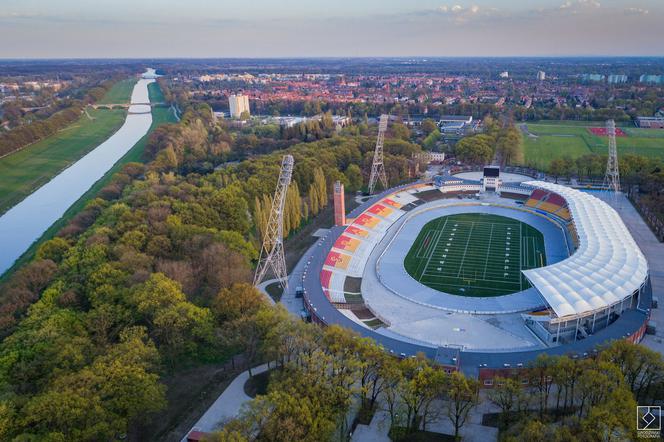 Stadion Olimpijski powstał w latach 1926-1928 według projektu niemieckiego architekta Richarda Konwiarza
