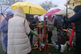 Deszczowe Święto Rękawki w Krakowie. Wojowie zagościli pod kopcem Krakusa 