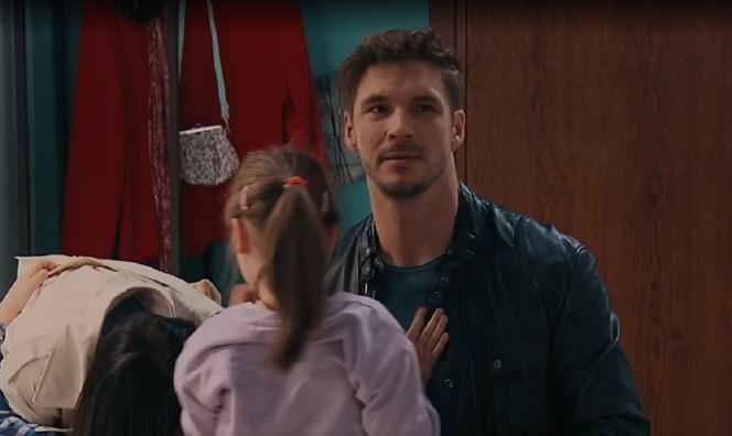 M jak miłość odc. 1666 po wakacjach 2022. Marcin (Mikołaj Roznerski), Iza (Adriana Kalska), Maja (Laura Jankowska)