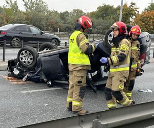 Wypadek na S8 w Warszawie, są ranni. Samochód dachował