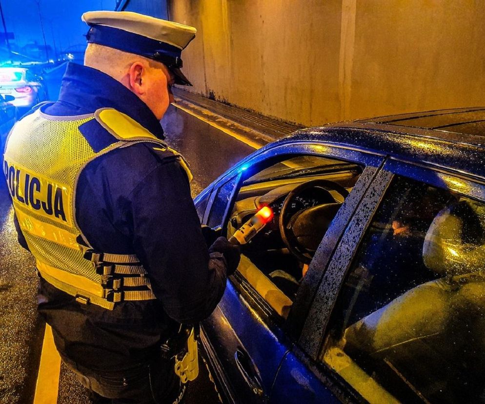 Policja zatrzymała kierowcę audi. Wykryto u niego 3 promile alkoholu. 