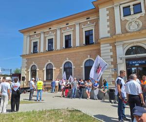 Protest przed siedzibą PKP Cargo w Tarnowskich Górach