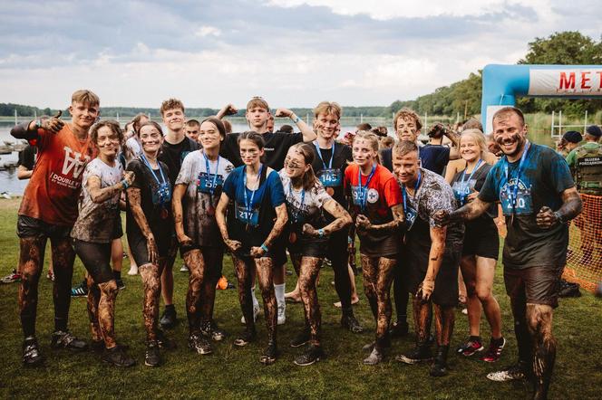 Festiwal Życia w Kokotku. Zdjęcia z czwartego dnia imprezy. Bieg Festiwalowicza i biskup w błocie