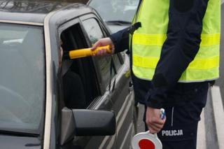 Kierowca opla wydmuchał blisko dwa promile. Został zatrzymany dzięki telefonicznemu zgłoszeniu
