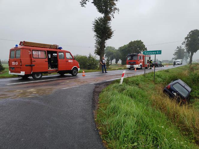 Zderzenie dwóch aut w Karolewie! Jedna osoba trafiła do szpitala [ZDJĘCIA]