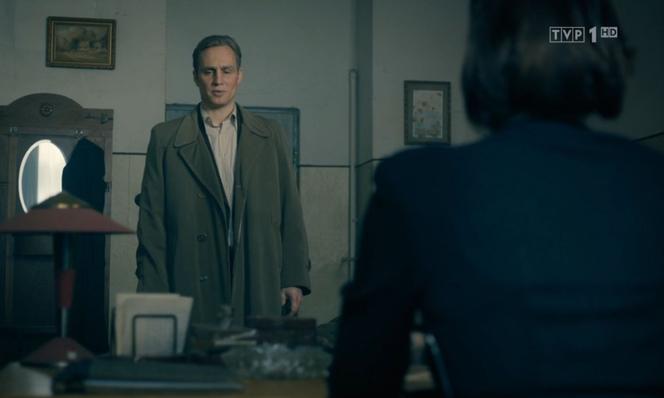 Stulecie Winnych 3 odc. 28. Kazimierz Tarasiewicz (Mateusz Janicki), Zduńczykowa (Aleksandra Popławska) - kapitan SB