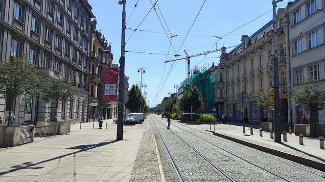 Katowice jak patelnia. Obowiązuje ruch cieniostronny. Nawet gołębie chowają się w cieniu