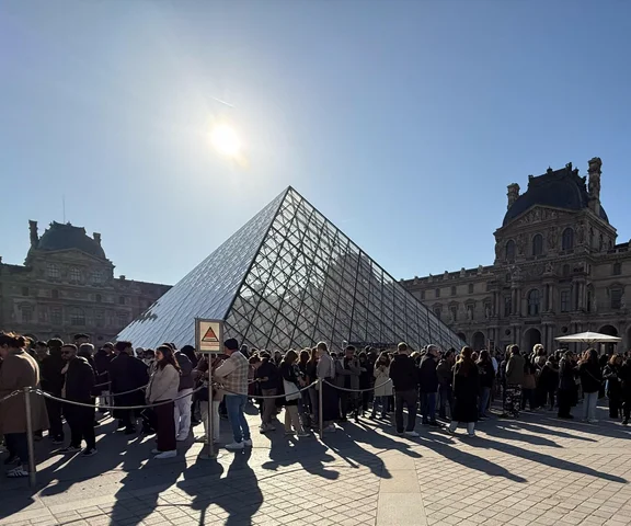 Napad na Luwr. Słynne muzeum w Paryżu zamknięte. Co się stało?