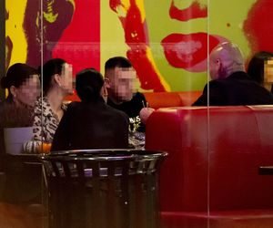 Artur Szpilka na sushi z najbliższymi po premierze filmu Szpilka