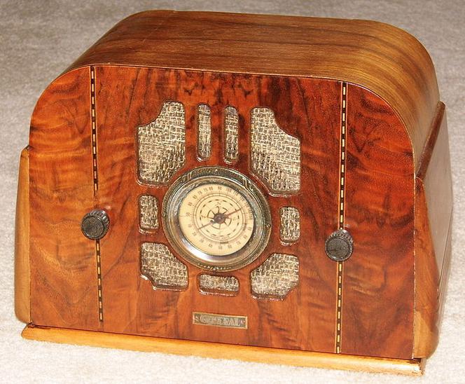 Radio w obudowie w stylu art deco – charakterystyczna forma, znamienny sposób wyeksponowania dekoracyjnego usłojenia drewna