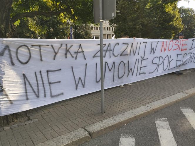 Paraliż w Katowicach. Rozpoczął się protest górników i hutników. "Stal się hartuje, a rząd ją rujnuje"
