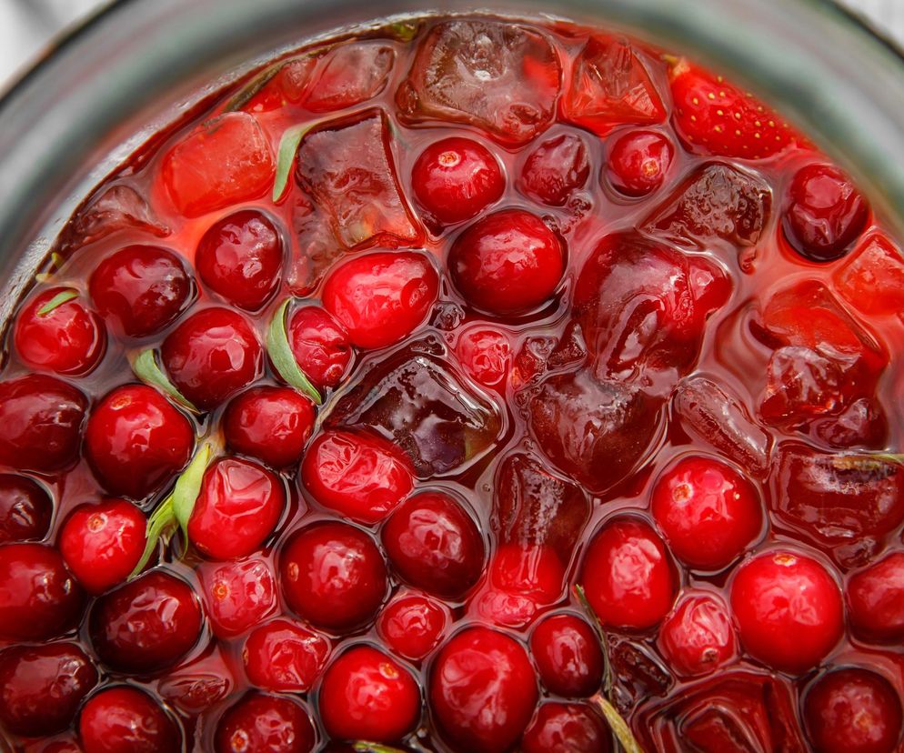 Wypij wieczorem, a wyśpisz się jak dziecko. Zdrowsze alternatywy mleka z miodem