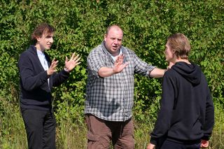 M jak miłość odc. 1894. Tadeusz (Bartłomiej Nowosielski), ksiądz Grzegorz (Paweł Janyst), Krystian (Hubert Czajka)