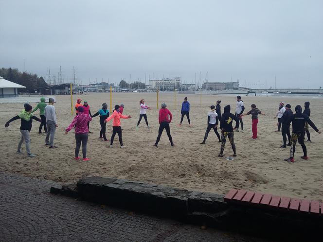 Wbieganie po schodach, czołganie się po piasku, trening wytrzymałościowy i niemały dystans do przebiegnięcia. To był morderczy trening!