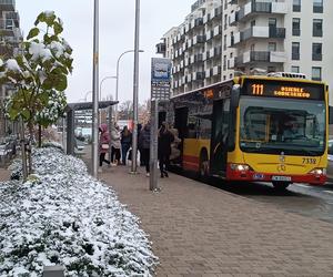 Pierwszy śnieg we Wrocławiu. Czy zima zaskoczyła kierowców? [ZDJĘCIA]